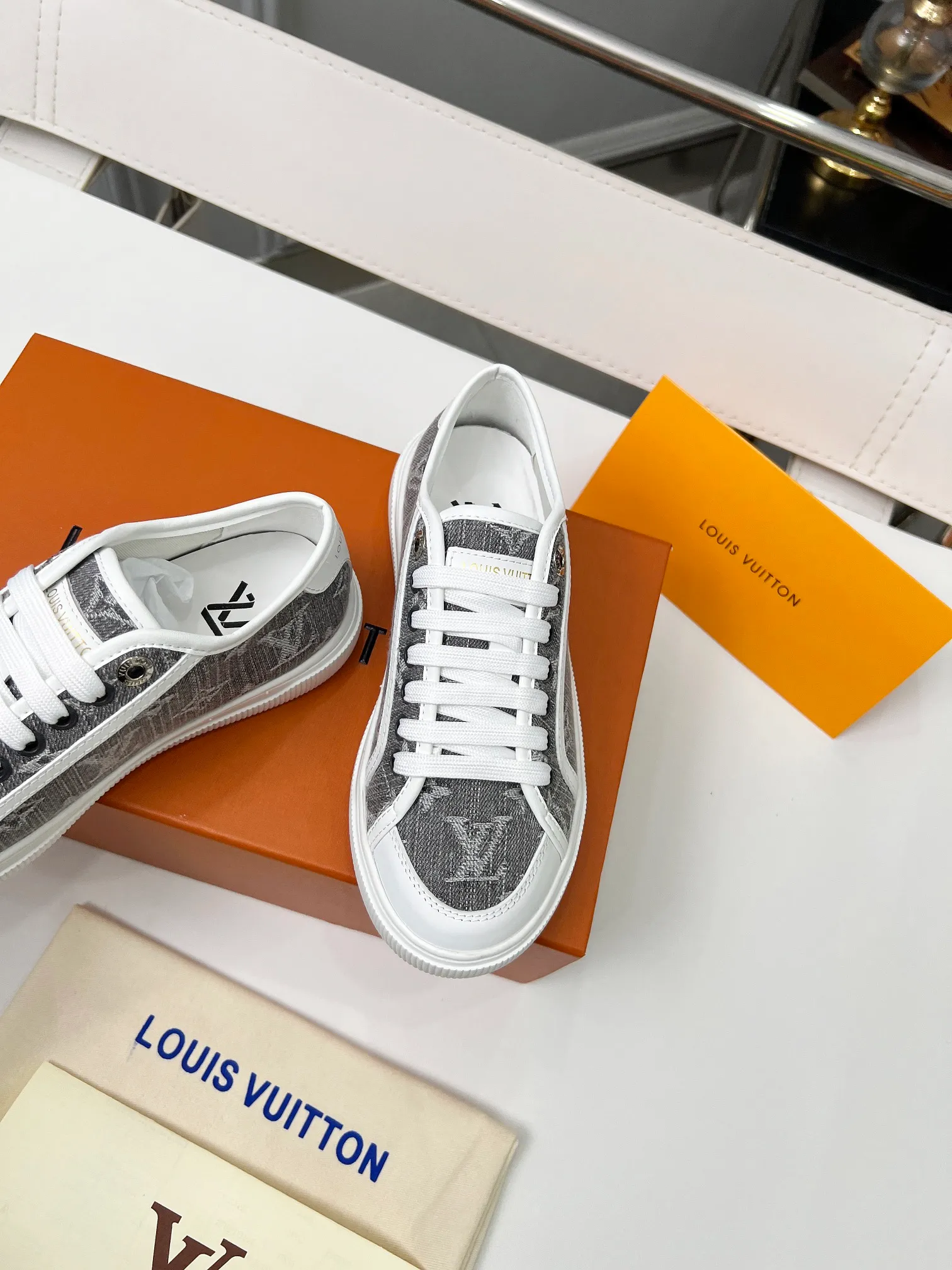 👟👟Ex-factory price 440👟👟 New arrival🆕 The hottest early spring model is coming. LV Lagoon sneakers are made of Monogram denim, injecting a retro flavor into the classic design. Leather trimmings pop out with the Louis Vuitton logo, while stenciled eyelets, trim and laces add to the refined details, and a rubber outsole embellished with Monogram flowers completes the look. Code number: 35~41, multiple colors available! Oil edges + TPU outsole + drawer box packaging